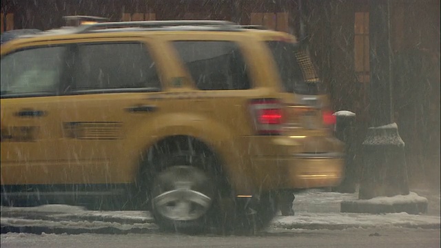 MS繁忙的中城街道在飘落的雪/纽约，美国纽约视频下载
