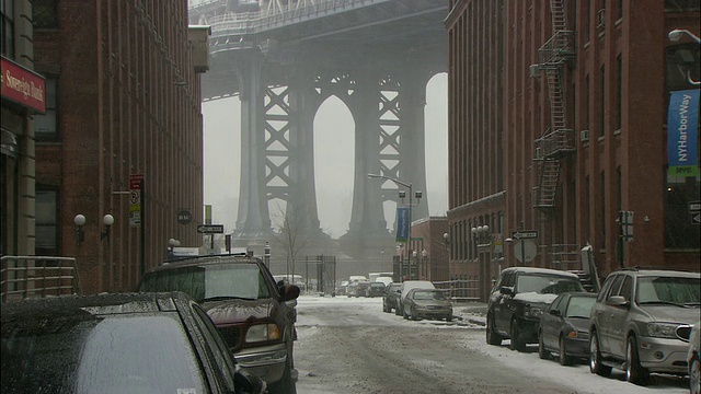 MS TD曼哈顿桥和布鲁克林街在下雪天/纽约，美国视频下载