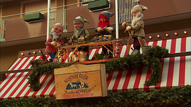 德国巴伐利亚纽伦堡圣诞市场(Kinderweihnacht)摊位屋顶上的精灵小雕像装饰视频下载