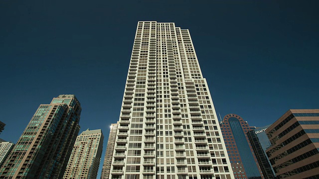 T/L WS LA高层公寓楼，白天到晚上/芝加哥，伊利诺伊州，美国视频素材