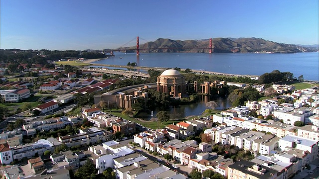 低空中Marina区与艺术宫殿由Bernard Maybeck设计的罗马和希腊风格和旧金山湾金门大桥/旧金山，加利福尼亚州，美国视频下载