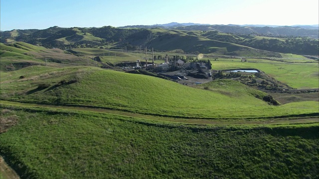 AERIAL小煤矿周围的绿色山丘/旧金山，加利福尼亚，美国视频素材