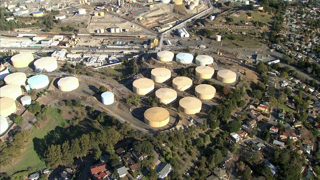 美国加州旧金山海岸附近的AERIAL ZI炼油厂视频素材