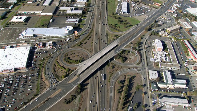 美国加州旧金山郊区高速公路上的空中交通视频素材