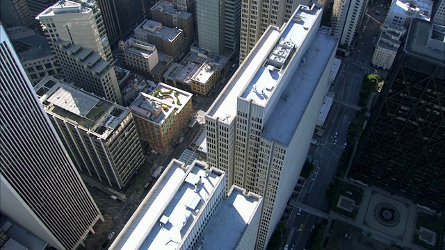 低空中旧金山市中心的摩天大楼和街道/美国加州视频素材