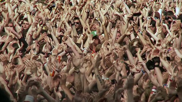 英国赫特福德郡内布沃斯音乐节上，人群在空中鼓掌视频素材