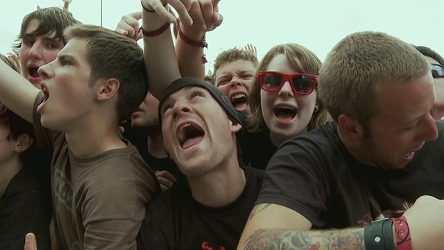 在Sonisphere Festival / Knebworth，赫特福德郡，英国，人群在空中尖叫和挥舞手臂视频素材
