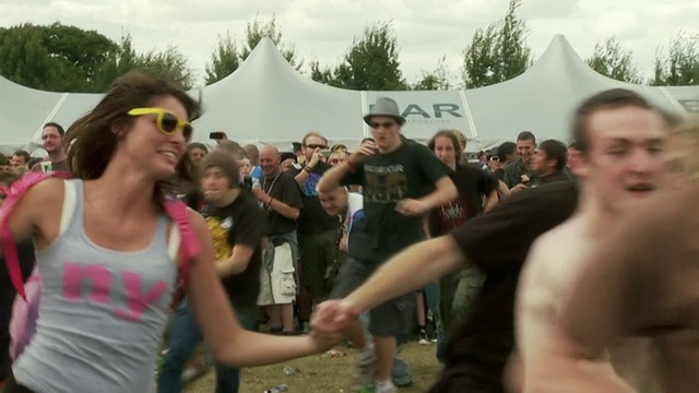 英国赫特福德郡，Sonisphere Festival / Knebworth, People running and cheer around视频素材
