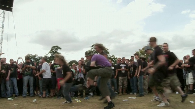 在Sonisphere Festival / Knebworth，赫特福德郡，英国，人们欢呼和奔跑视频素材