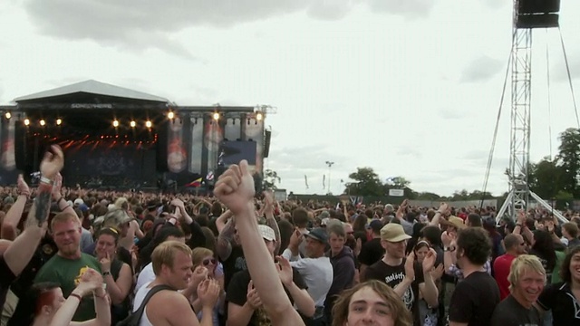 在英国赫特福德郡内布沃斯大型户外音乐节上，人群挥手、欢呼、叫喊视频素材