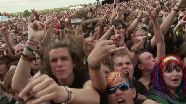 人群在音乐节上尖叫，赫特福德郡，英国视频下载
