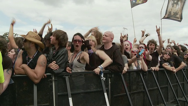 在英国赫特福德郡内布沃斯音乐节上，一大群人在摇摆和欢呼视频素材