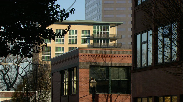 美国波特兰/俄勒冈州市中心的MS公寓和办公楼视频素材