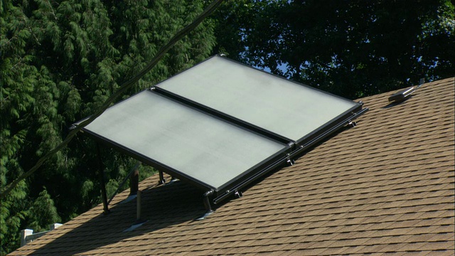美国俄勒冈州波特兰市住宅屋顶上的两块白色太阳能电池板视频素材