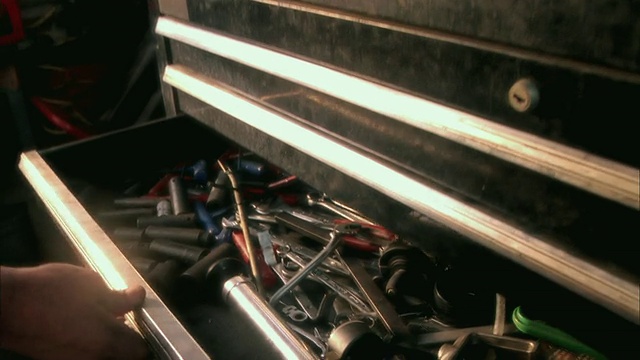 CU TU机械师在工具箱中寻找工具/美国佛罗里达州坦帕市视频下载
