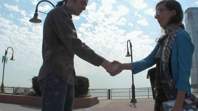 MS ZI年轻的夫妇握手/泽西城，新泽西州，美国视频下载