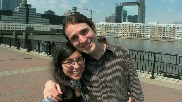 美国新泽西州泽西市，一对年轻的情侣在泽西码头拥抱视频素材