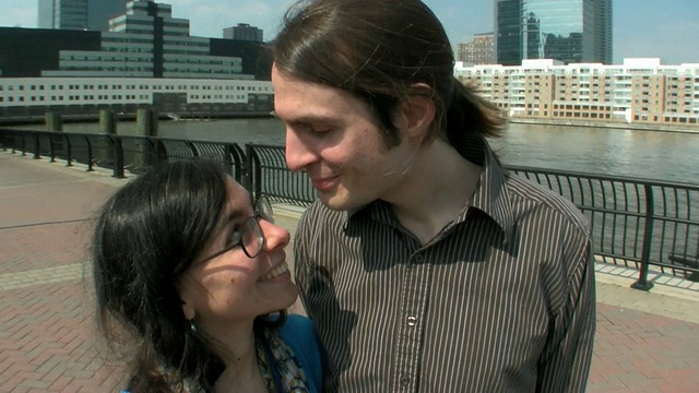 在美国新泽西州泽西市的泽西码头上接吻的年轻情侣视频素材