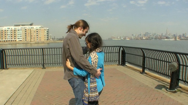 美国新泽西州泽西城，一名男子正在和一名女子练习探戈视频素材