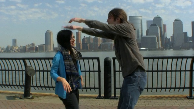 美国新泽西州泽西城，一对年轻的情侣在纽约跳舞视频素材