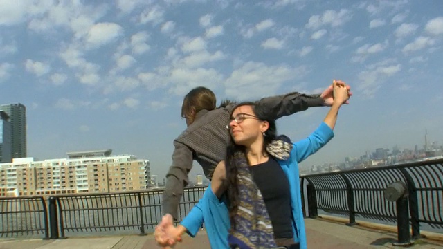 美国新泽西州泽西城，一对年轻的情侣以纽约为背景跳舞视频素材