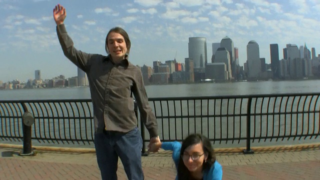 美国新泽西州泽西城，一名年轻女子与纽约天际线跳舞视频素材