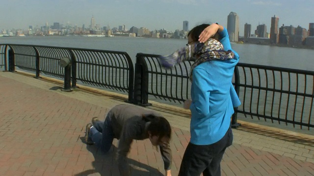 美国新泽西州泽西城，一对年轻的女士在纽约跳舞视频素材