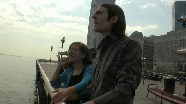 美国新泽西州泽西市，新泽西码头上，一对年轻夫妇望着纽约的天际线视频素材