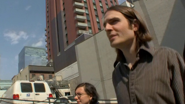 MS POV一对年轻夫妇走在街边/泽西城，新泽西州，美国视频素材