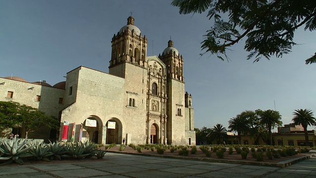 墨西哥瓦哈卡圣多明戈古兹曼教堂的WS外观视频素材