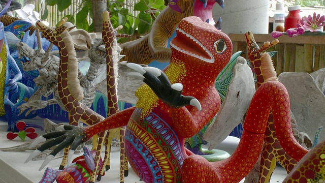 MS Alebrijes -色彩鲜艳的墨西哥民间艺术雕塑的幻想生物/瓦哈卡，墨西哥视频下载