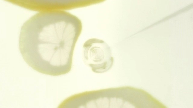 HA柠檬片浮在水上视频下载