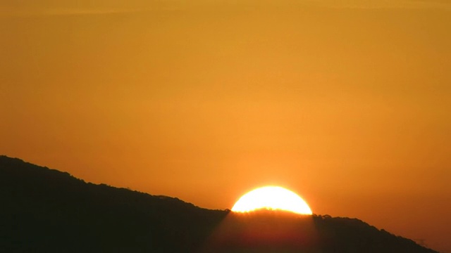 太阳从山后升起视频素材