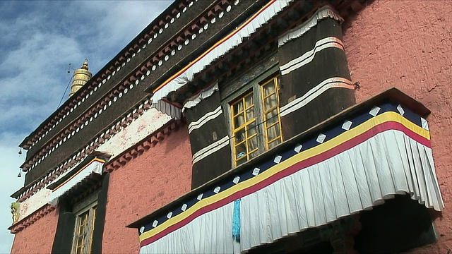 云在西藏/日喀则西藏寺庙上空移动视频下载