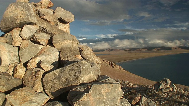 中国西藏纳木错湖畔的岩石视频下载