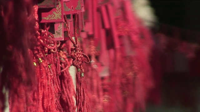 CU R/F红色绳子垂在广场上，中国平遥视频下载
