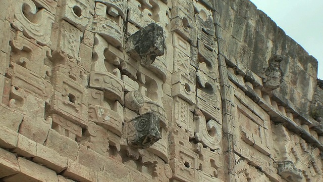 MS ZI CU Chaacs，玛雅雨神雕刻在尼母院的北部建筑上，在哥伦布发现美洲前玛雅文明废墟城市/尤克斯马尔，墨西哥尤卡坦视频下载