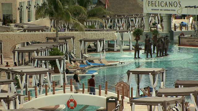 阴天的WS酒店游泳池/坎昆，金塔纳罗，墨西哥视频素材