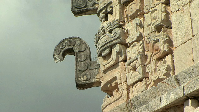 墨西哥尤卡坦半岛，玛雅文明/奇琴伊察在哥伦布发现美洲前遗址拉斯蒙加斯建筑群的La Iglesia(教堂)的雨神面具的建筑细节视频下载