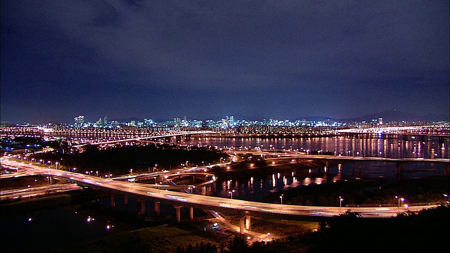 WS T/L夜间高架道路交通视图/首尔，韩国视频下载
