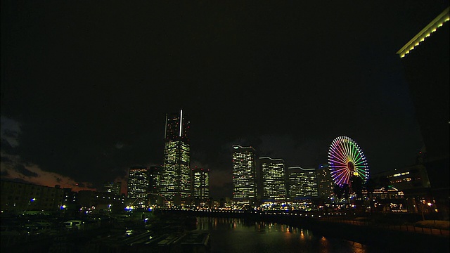 晚上有摩天轮的WS地标塔/日本横滨视频下载