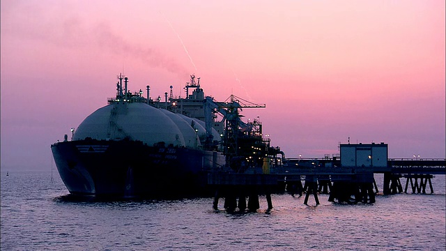 WS T/L LNG船停靠在韩国京sangnamdo码头视频下载