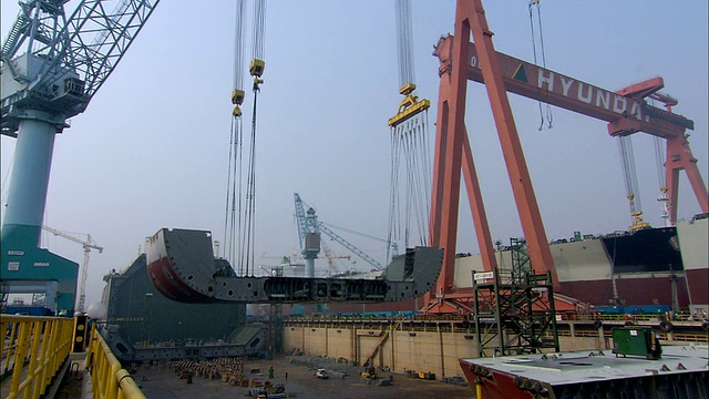 WS T/L船的金属体框架由起重机/ Kyungsangnamdo，韩国移动视频下载