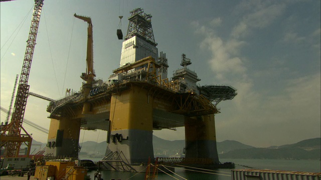 WS T/L移动云在石油钻井平台/京sangnamdo，韩国视频下载