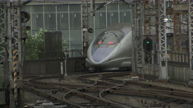 新干线高速列车缓缓驶离东京，东京，日本视频下载