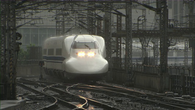 新干线缓慢抵达东京站，东京，日本视频素材