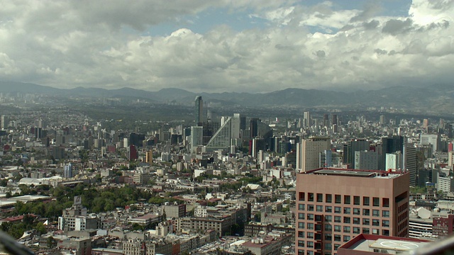 WS HA城市景观与办公大楼和遥远的山脉/墨西哥城，墨西哥视频下载