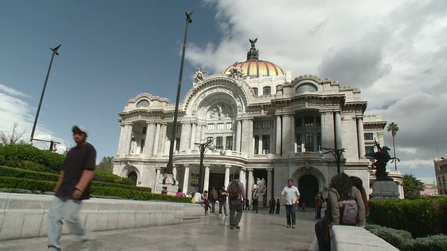 WS美术宫和人们走在前面/墨西哥城，墨西哥视频素材