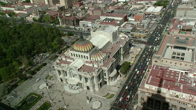 WS HA美术宫与交通/墨西哥城，墨西哥视频素材