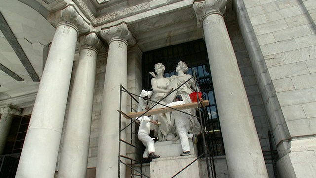 WS LA美术宫殿工人清理雕像/墨西哥城，墨西哥视频下载